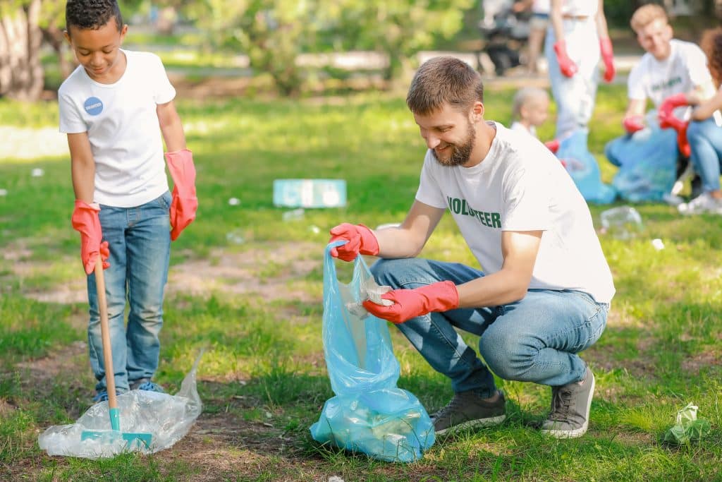 Ramassage des déchets dans la nature pour la matinée de l'environnement à Excevenex